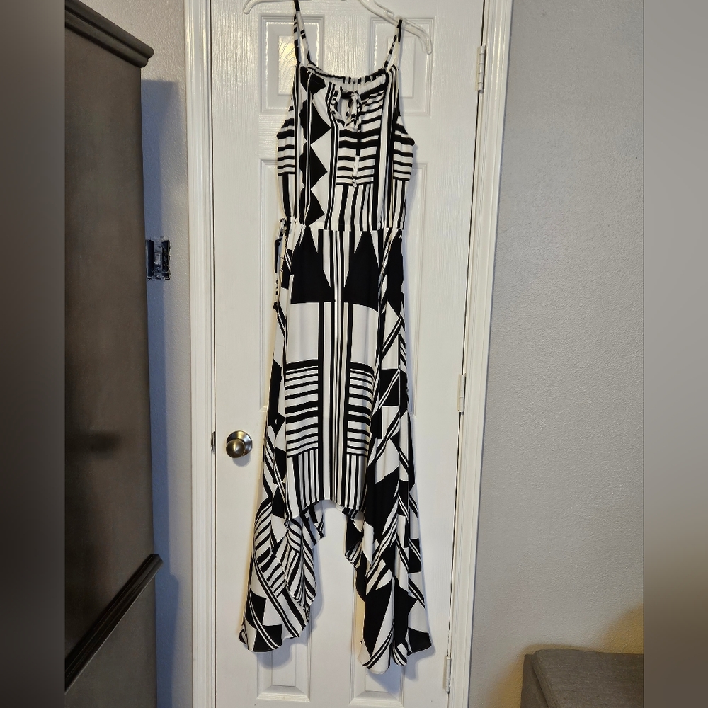 Beautiful dress - Picture 2 of 4